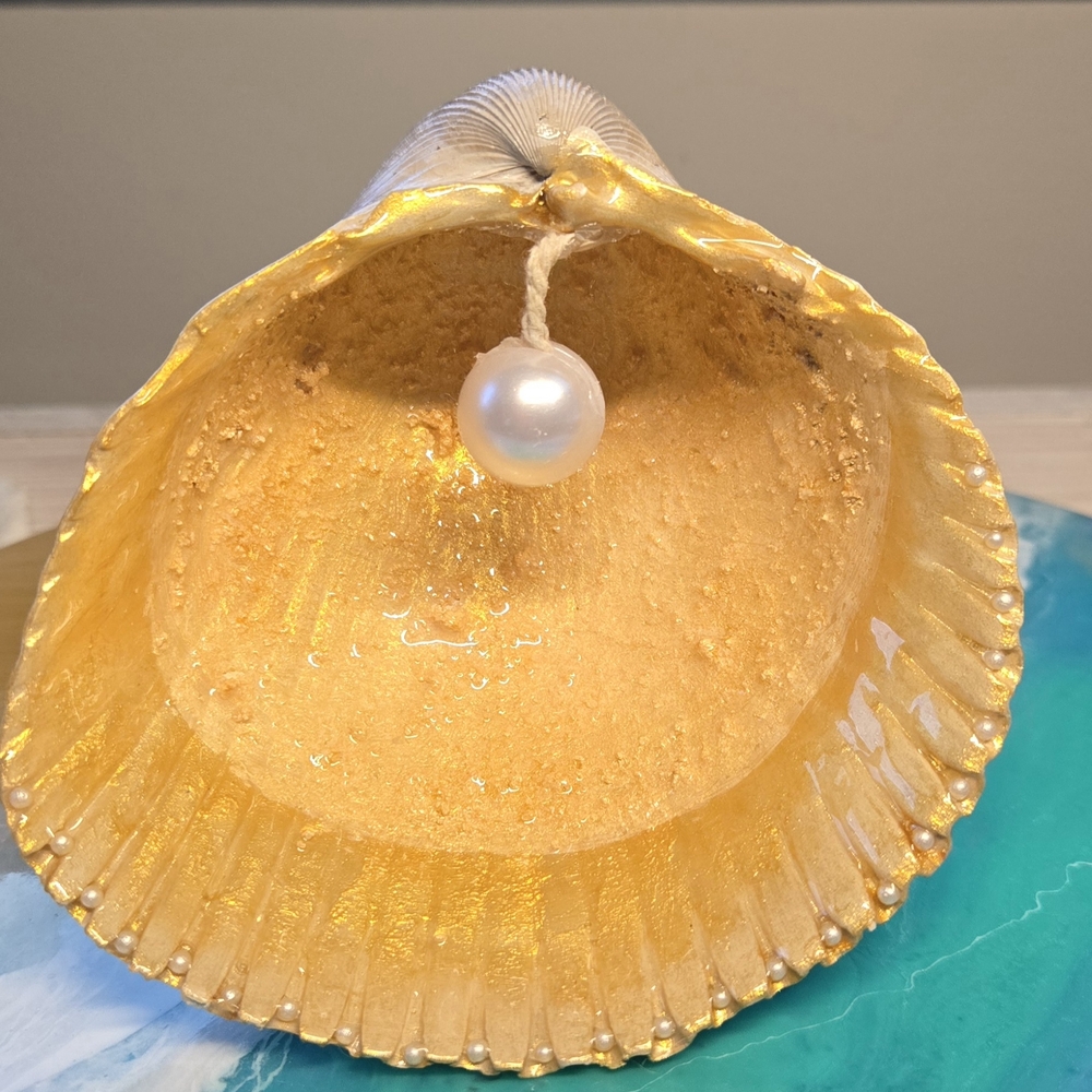 Gold Seashell with Pearl Accent - Hand Size